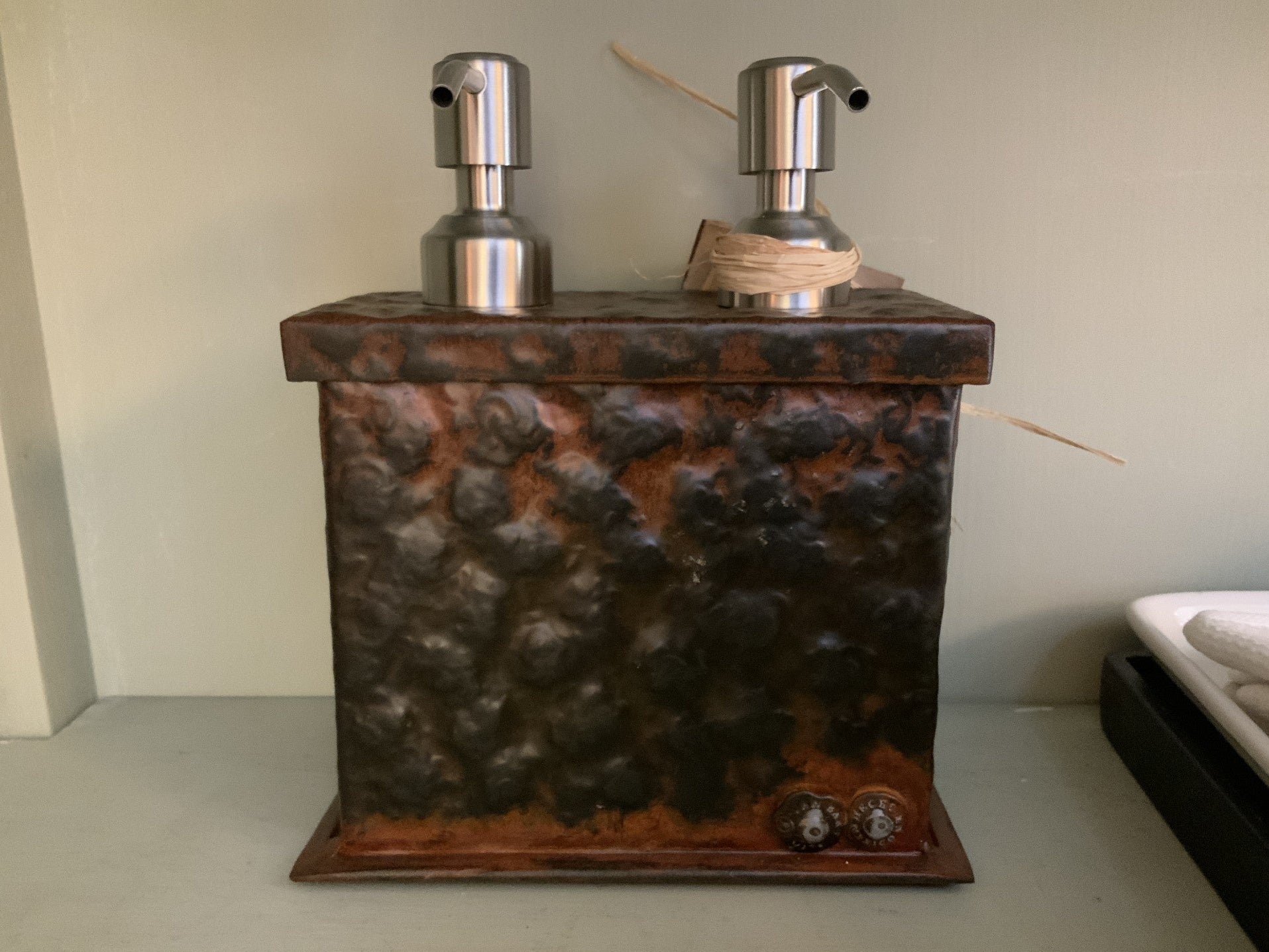 Jan Barboglio El Dos double pump hammered container, view 2 | Cayen Home