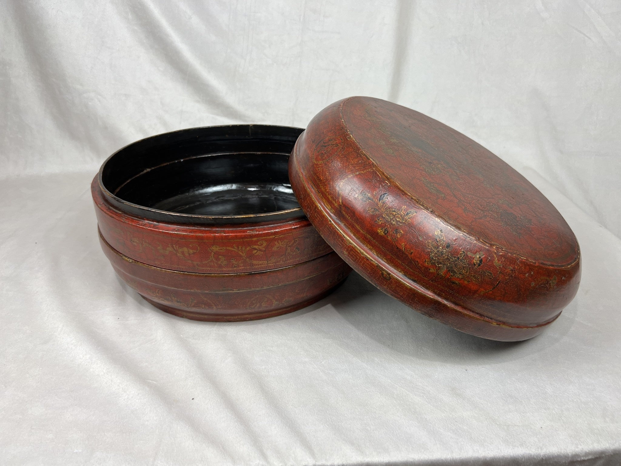 Rare gilt-painted red lacquered round box, view 2 | Cayen Home