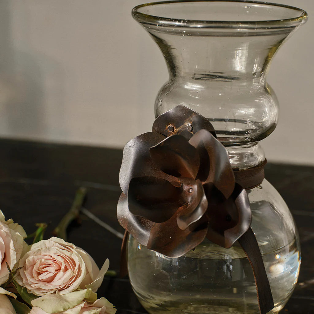 Jan Barboglio Coqueta florero vase with Guadalupe rose, view 2 | Cayen Home
