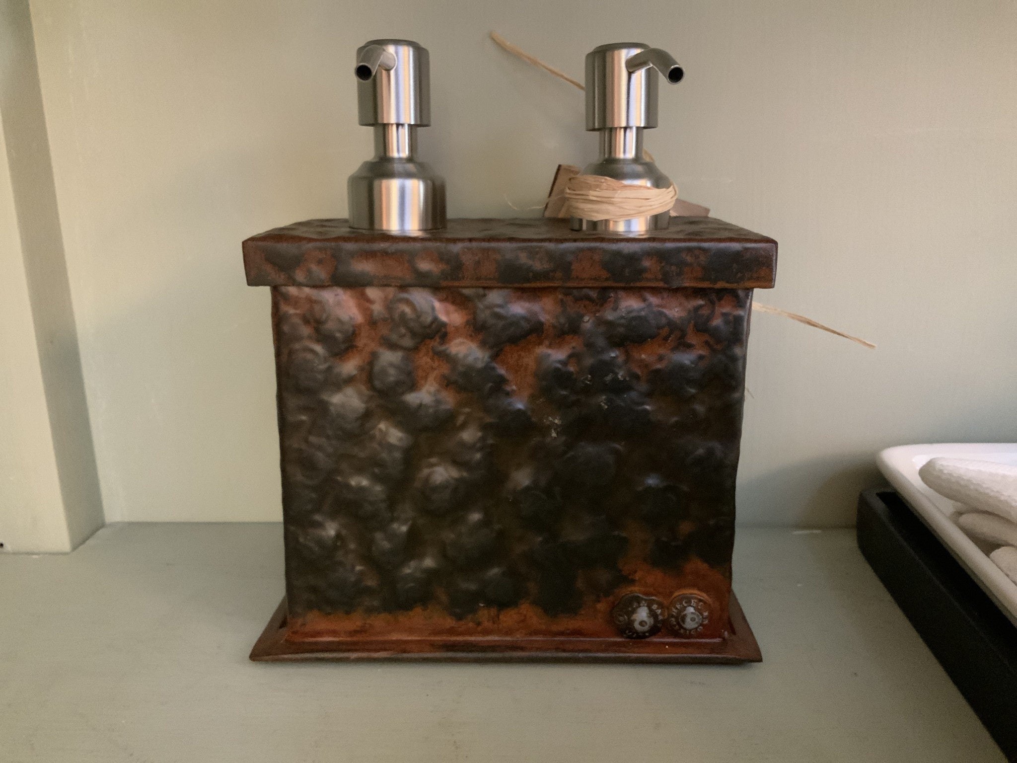 Jan Barboglio El Dos double pump hammered container, view 2 | Cayen Home