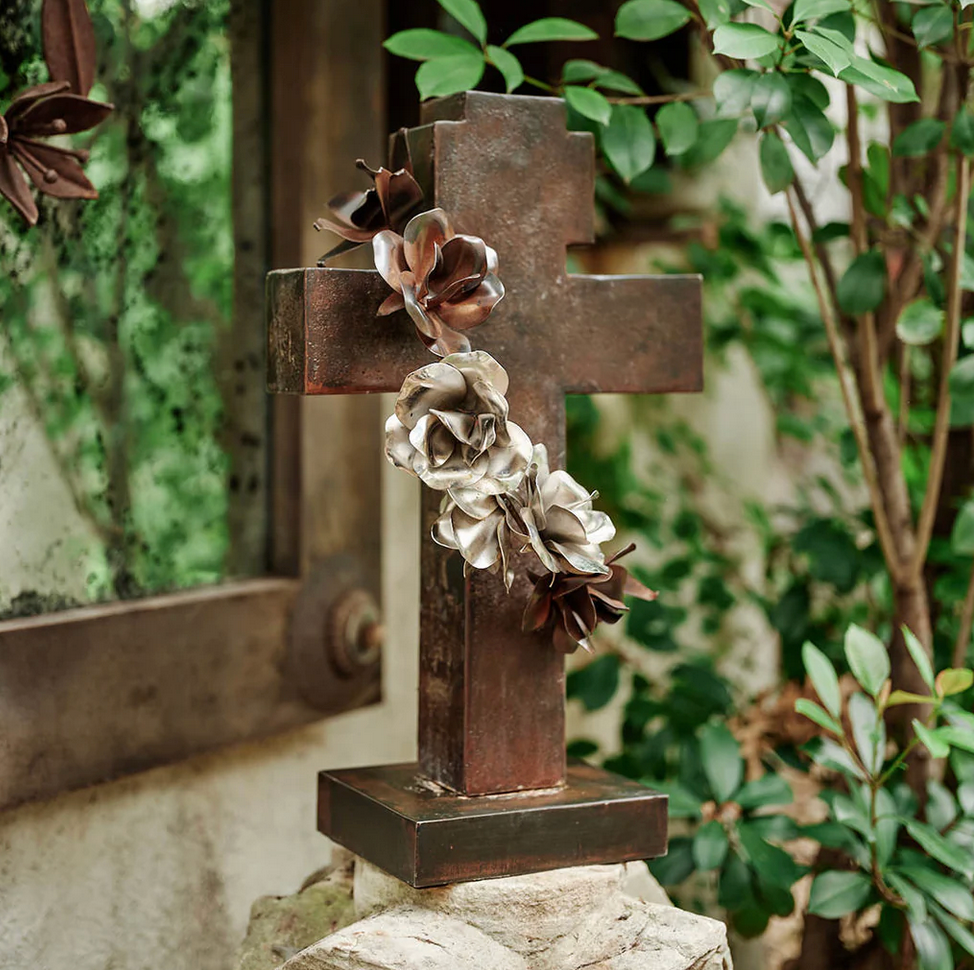 Jan Barboglio Cruz de Rosas with flower wreath, view 4 | Cayen Home